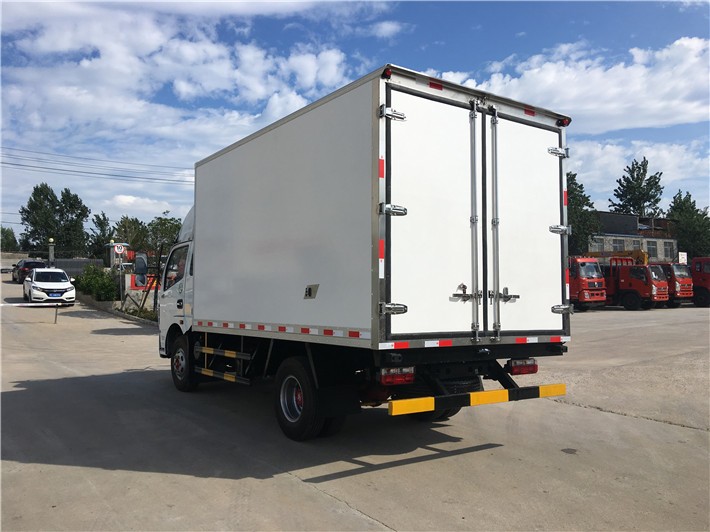 富錦新款東風(fēng)4米2冷藏車廠家 專業(yè)制造，冷鏈運輸?shù)目煽炕锇? />
</span>
<span id=